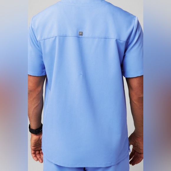 Fabletics Men’s Scrub Too - Picture 2 of 2